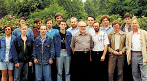 Н. Вирт (в центре), А. Недоря (правее), И. Поттосин (крайний справа) и команда XDS в Новосибирском академгородке, 1996 г.